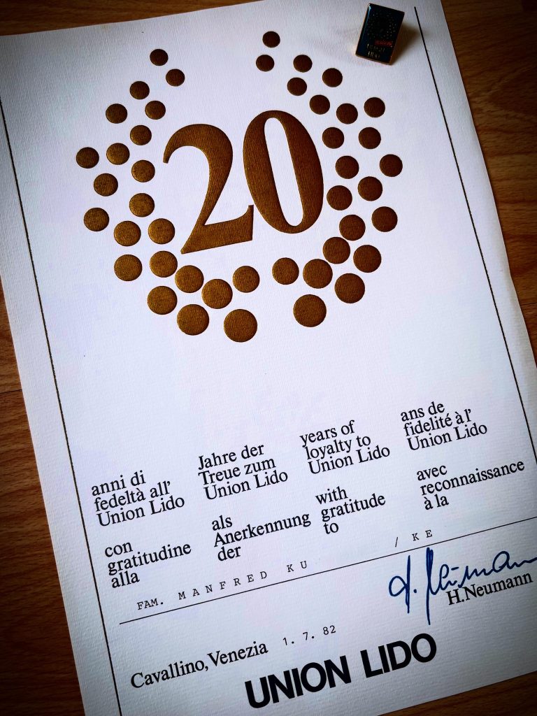 Urkunde zum 20-jährigen Jubiläum von Union Lido aus dem Jahr 1982. Die am 1. Juli 1982 in Cavallino ausgestellte Urkunde würdigt die Treue und Verbundenheit zum Union Lido und trägt die Unterschrift von H.Neumann sowie das Union-Lido-Logo.