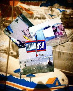 Collage zur Entwicklung des Camping NSU an der Adriaküste in den 1960er und 1970er Jahren. Zu sehen sind historische Farbaufnahmen aus den Jahren 1965 und 1975 mit Badegästen am Strand, Sonnenschirmen, Liegestühlen sowie einer Aufnahme vom Zelten und Camping. Die Bilder vermitteln einen Einblick in das Strandleben und den Campingalltag während der frühen Jahre des Camping NSU in Cavallino, Italien.