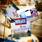 ollage zur Entwicklung des Camping NSU an der Adriaküste in den 1960er und 1970er Jahren. Zu sehen sind historische Farbaufnahmen aus den Jahren 1965 und 1975 mit Badegästen am Strand, Sonnenschirmen, Liegestühlen sowie einer Aufnahme vom Zelten und Camping. Die Bilder vermitteln einen Einblick in das Strandleben und den Campingalltag während der frühen Jahre des Camping NSU in Cavallino, Italien.