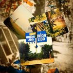 Collage zur Entwicklung des Union-Lido-Logos zwischen 1985 und 1995. Zu sehen sind die beiden historischen Logo-Versionen aus den Jahren 1985 und 1995, kombiniert mit alten Fotografien des Campingplatzes, darunter ein Blick vom Strand zum Wasserturm sowie Aufnahmen der Campingbereiche.
