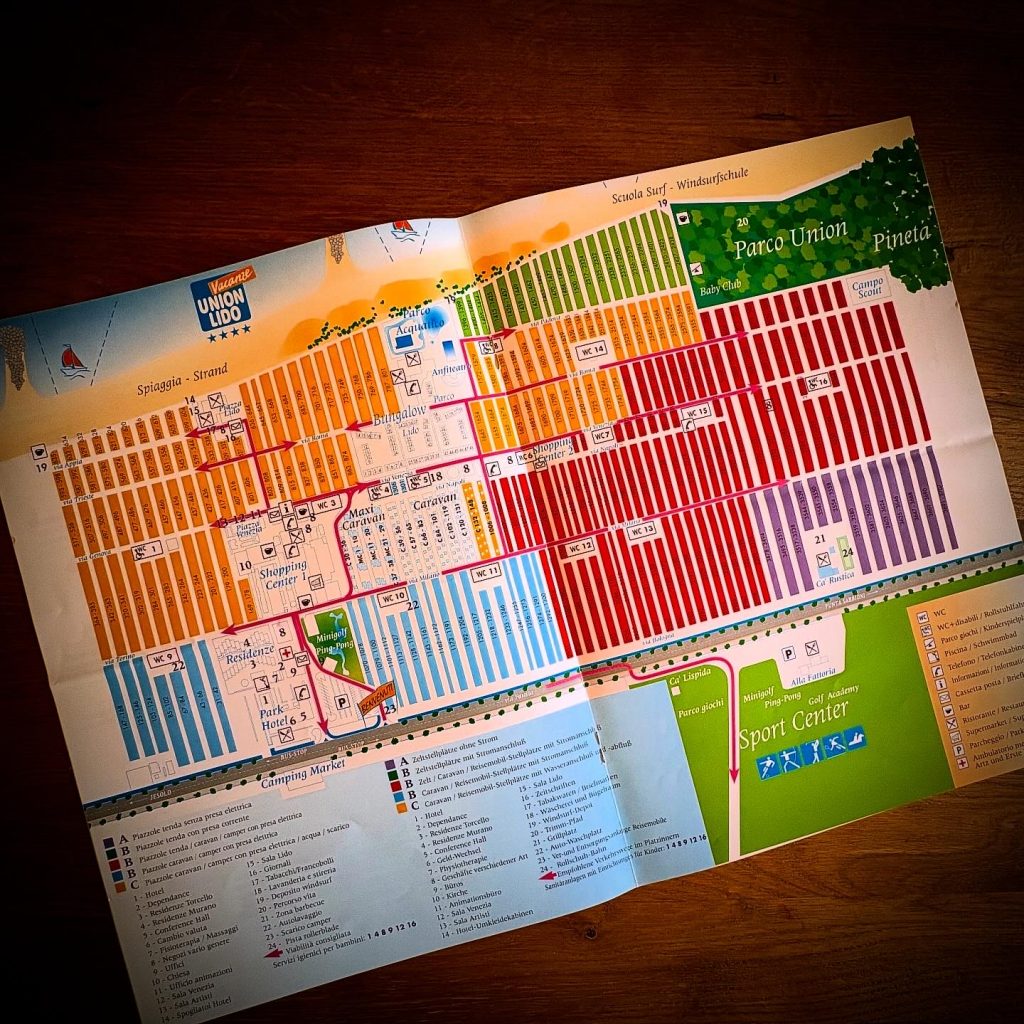 Originaler Platzplan des Union Lido aus dem Jahr 1997 mit nummerierten Stellplätzen, Bungalows und Campingbereichen sowie den Bereichen Strand, Parco Union und Pineta. Eingezeichnet sind außerdem Einrichtungen wie Piazza Lido, Shopping Center, Maxi Caravan, Park Hotel, Minigolf und Sport Center.