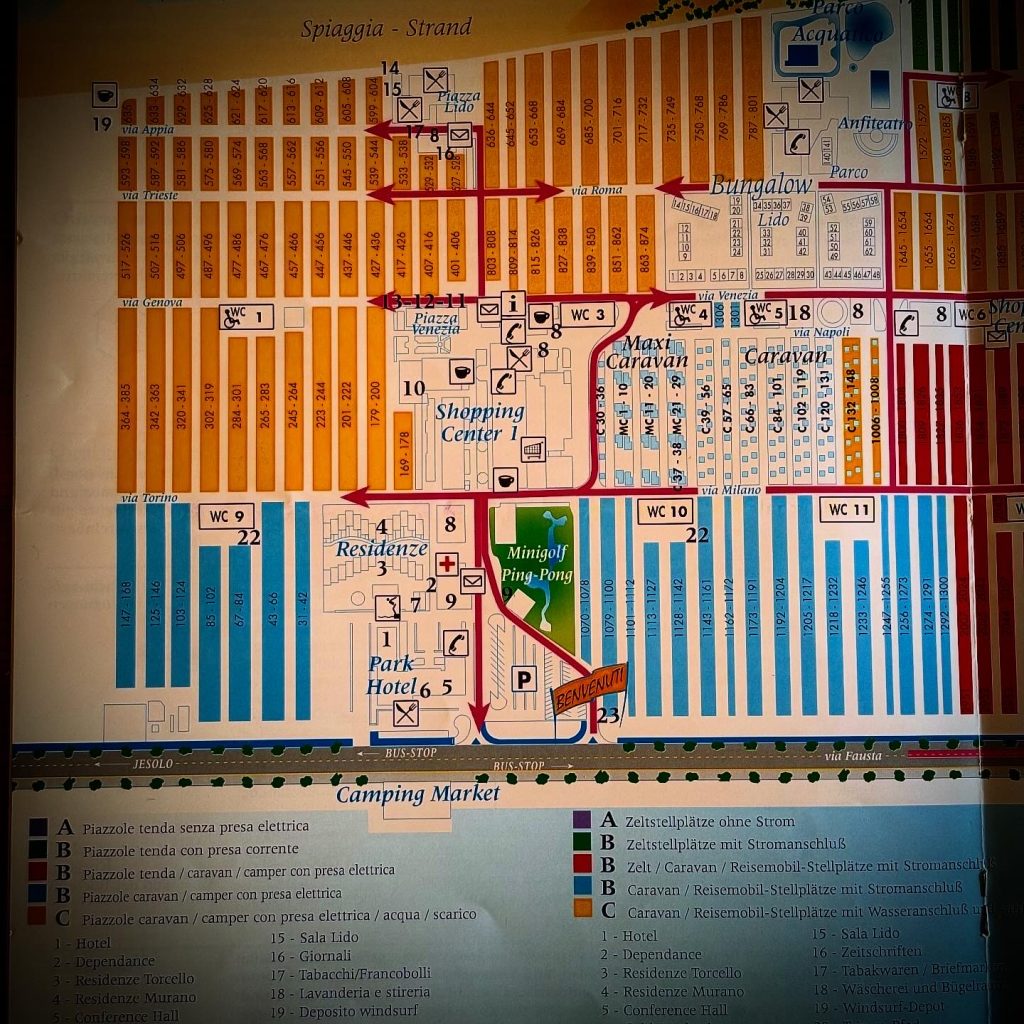 Detailansicht des Platzplans von Union Lido aus dem Jahr 1997 mit nummerierten Stellplätzen rund um Piazza Lido, Piazza Venezia, Shopping Center, Maxi Caravan, Residenze, Park Hotel und Minigolf. Auch die angrenzenden Straßen und Sanitäranlagen sind eingezeichnet.