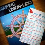 Historische Union-Lido-Unterlagen aus den 1970er-Jahren: Eine Camping-Broschüre mit Luftaufnahme des Campingplatzes und Strandbereichs sowie eine Hotel-Preisliste aus dem Jahr 1977 mit Übernachtungspreisen in italienischen Lire für verschiedene Zimmer- und Appartementkategorien.