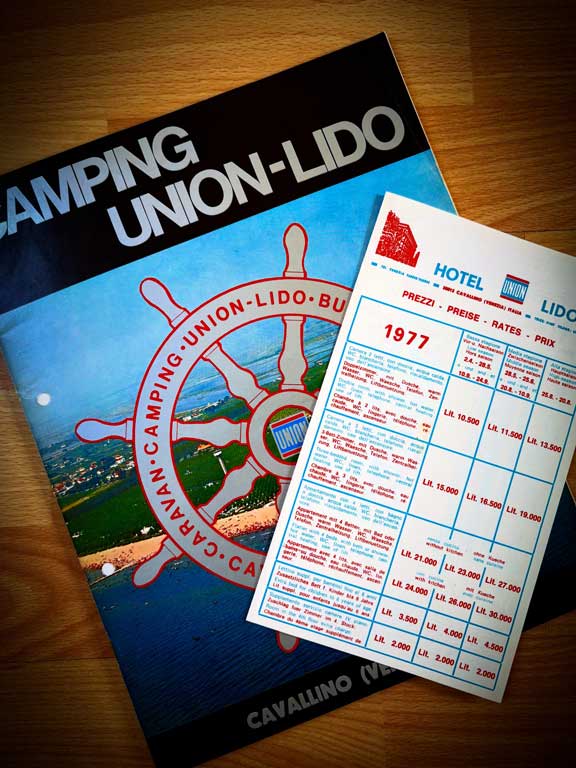 Historische Union-Lido-Unterlagen aus den 1970er-Jahren: Eine Camping-Broschüre mit Luftaufnahme des Campingplatzes und Strandbereichs sowie eine Hotel-Preisliste aus dem Jahr 1977 mit Übernachtungspreisen in italienischen Lire für verschiedene Zimmer- und Appartementkategorien.