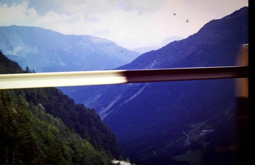Historische Aufnahme der Anreise über den Brenner im Jahr 1966. Blick auf die alpine Berglandschaft während der Fahrt über die Brennerroute in Richtung Italien