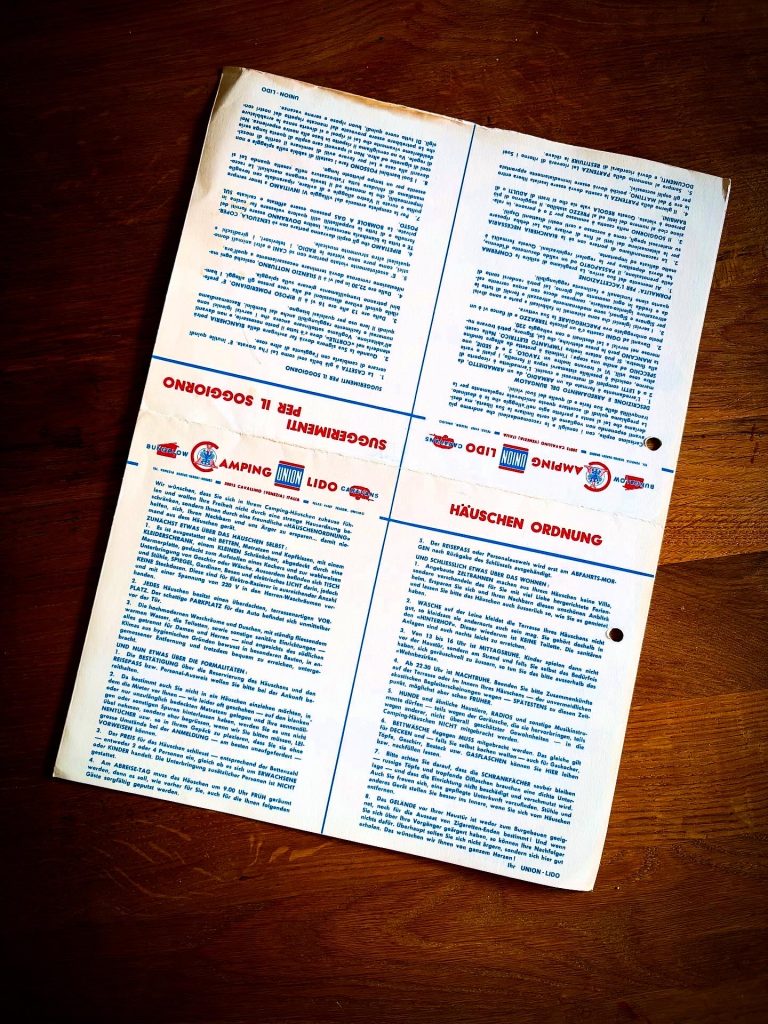 Historische Informationsseite aus einem Bungalow-Prospekt der 1970er-Jahre mit Hinweisen zur Nutzung und Ordnung der Bungalows auf dem Camping Union Lido in Cavallino.