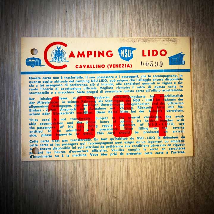 Historische Gästekarte des Camping NSU Lido in Cavallino (Venezia) aus dem Jahr 1964. Die mehrsprachige Karte in Italienisch, Deutsch, Englisch und Französisch berechtigt den Inhaber und seine Begleitpersonen zur bevorzugten Aufnahme im Campingplatz. Sie zeigt das historische Camping-NSU-Lido-Logo sowie Abbildungen eines Caravans und eines Zeltes.