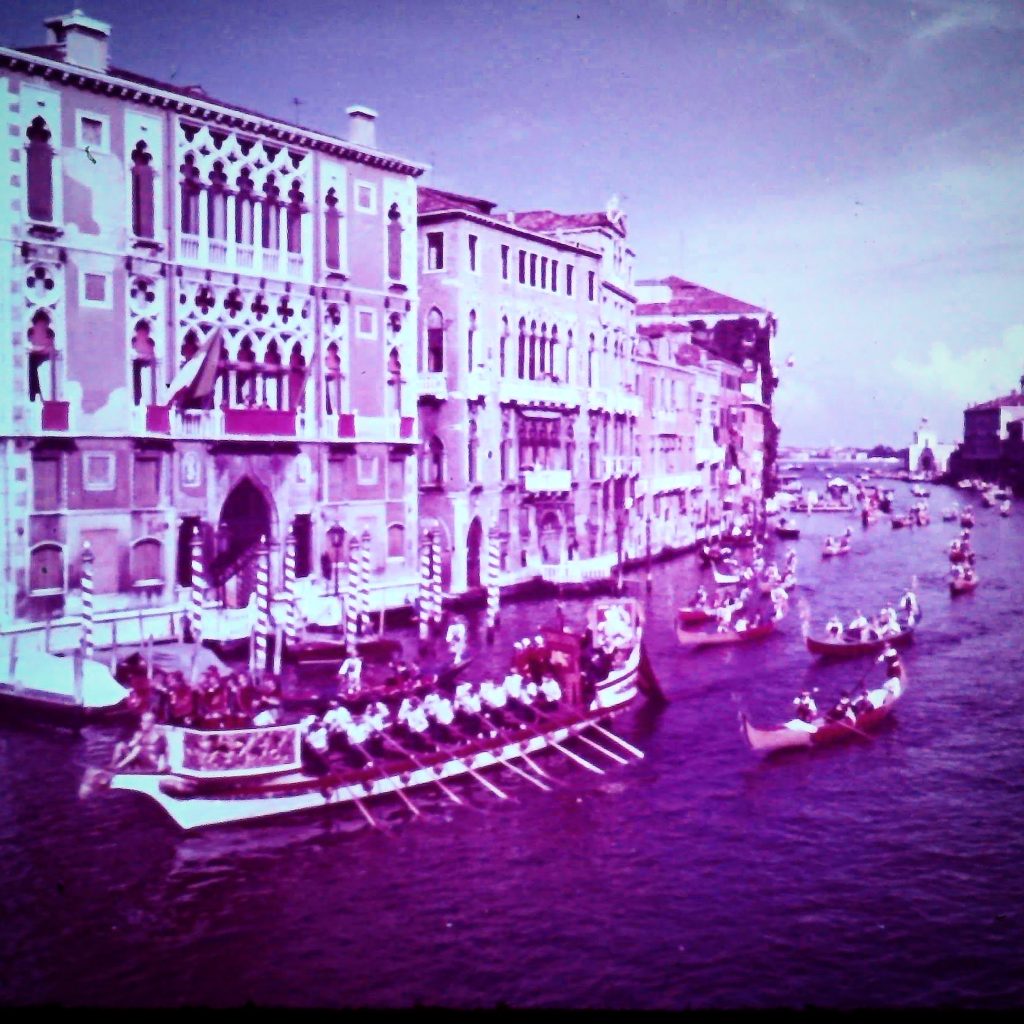 Historische Aufnahme des Canal Grande in Venedig mit venezianischen Palästen, zahlreichen Gondeln und Ruderbooten.