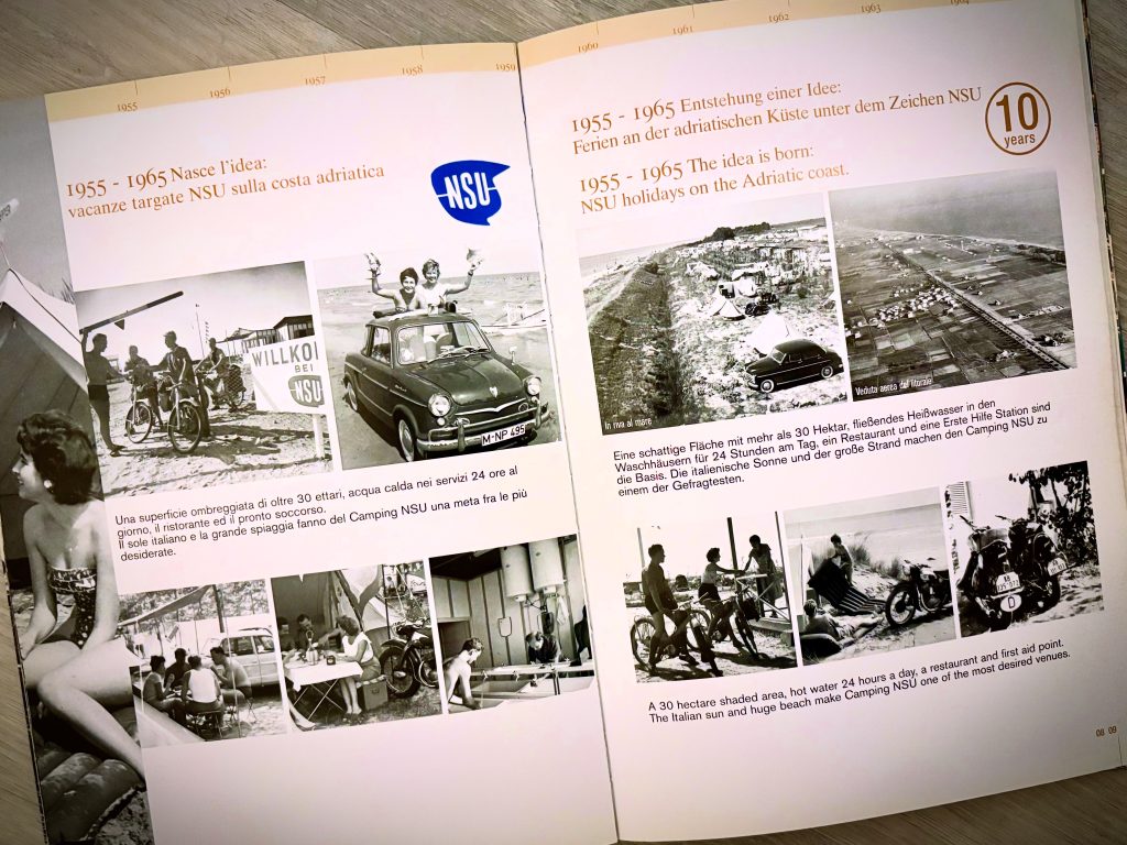 Doppelseite aus dem Jubiläumsbuch „50 Anni di Vacanze Insieme“, die die Entwicklung von Union Lido von 1955 bis 2005 dokumentiert. Diese Doppelseite widmet sich den Anfangsjahren von Camping NSU zwischen 1955 und 1965 und zeigt historische Schwarz-Weiß-Fotografien des Campingplatzes, des Strandes, der Zelte, der NSU-Fahrzeuge und der umliegenden Landschaft von Cavallino. Camping NSU war der Vorgänger des heutigen Union Lido in Cavallino, Italien.