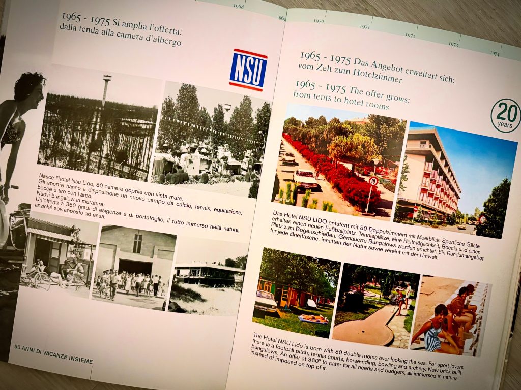 Doppelseite aus dem Jubiläumsbuch „50 Anni di Vacanze Insieme“ über die Entwicklung des Union Lido von 1965 bis 1975: Entstehung des Hotel NSU Lido mit 80 Doppelzimmern, Sportanlagen, Bungalows und weiteren Angeboten.