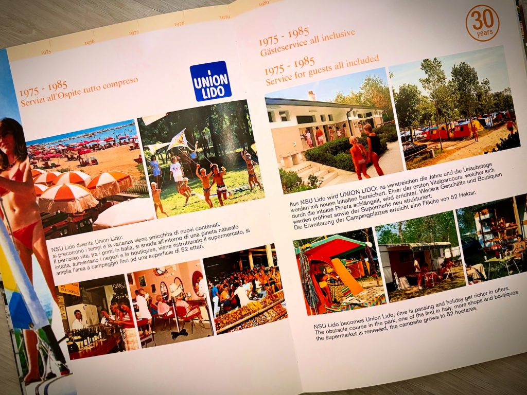 Doppelseite aus dem Jubiläumsbuch „50 Anni di Vacanze Insieme“ zur Entwicklung von Union Lido zwischen 1975 und 1985 mit historischen Aufnahmen vom Strand, Freizeitangeboten, Unterkünften, Gastronomie und erweiterten Campinganlagen.