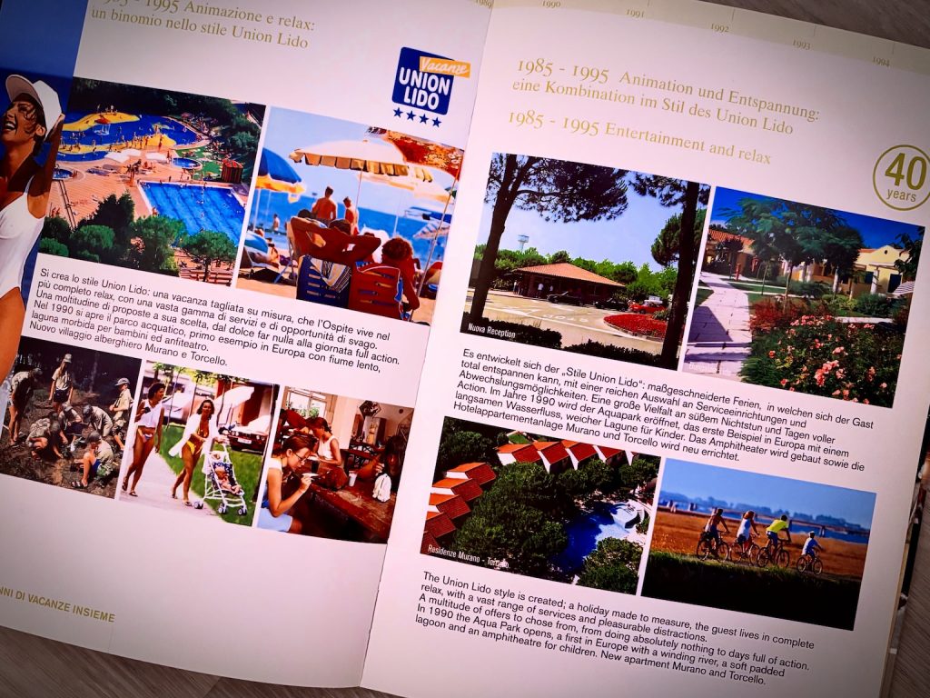 Doppelseite aus dem Jubiläumsbuch „50 Anni di Vacanze Insieme“ zur Entwicklung von Union Lido zwischen 1985 und 1995. Die historischen Aufnahmen zeigen den Aquapark, den Strand, die Rezeption, die Bungalowanlage sowie die Residenzen Murano und Torcello.